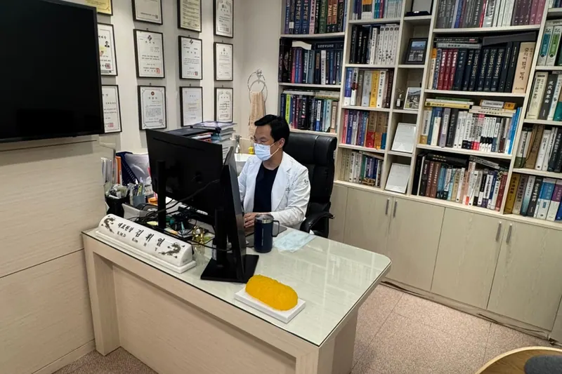 한의사가 상담과 진찰을 진행하는 진료실